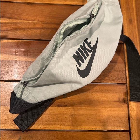 Nike Heritage Unisex Crossbody Belt Bag - Picture 2 of 6